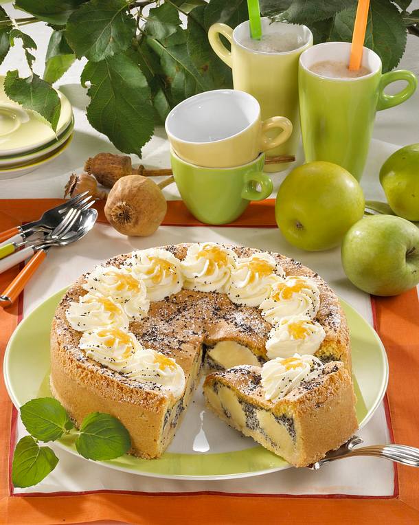 Apfel-Mohn-Torte mit Biskuitguss Rezept | LECKER
