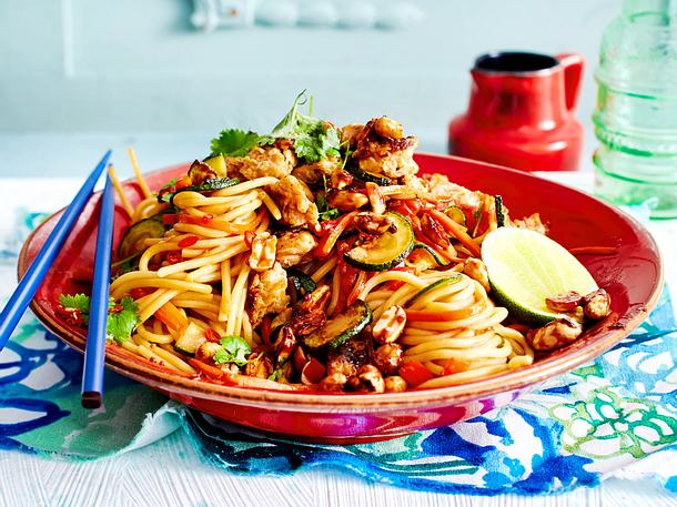 Asiaspaghetti mit Rührei und karamellisierten Erdnüssen Rezept Asiaspaghetti mit Rührei und karamellisierten Erdnüssen Rezept