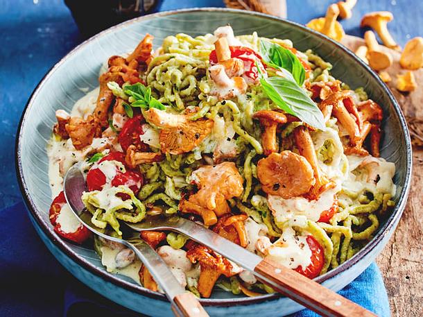 Basilikum-Spätzle mit Pfifferlingsragout und getrockneten Kirschtomaten Rezept Basilikum-Spätzle mit Pfifferlingsragout und getrockneten Kirschtomaten Rezept
