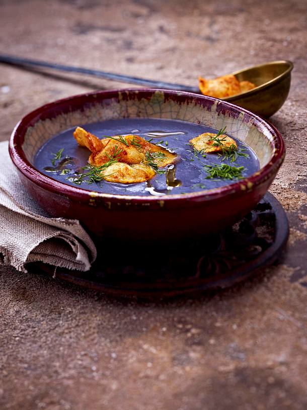 Blaue Kartoffelsuppe mit Dill und Kartoffelchips Rezept | LECKER