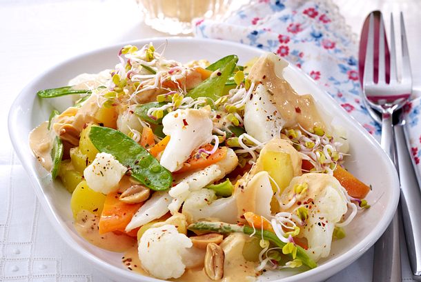 Blumenkohlsalat mit Erdnusssoße Rezept Blumenkohlsalat mit Erdnusssoße Rezept
