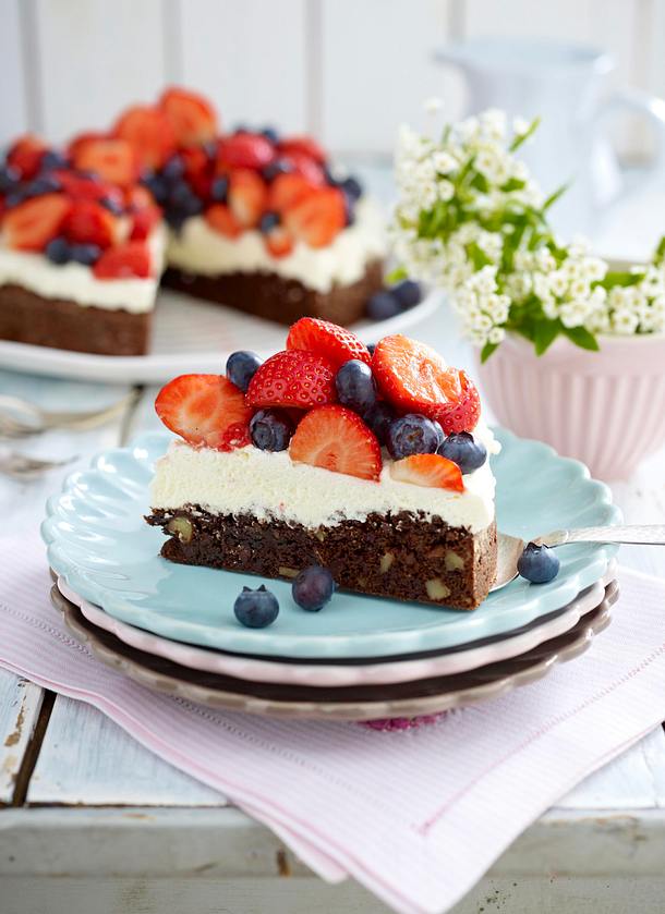 Brownie-Walnuss-Torte mit Erdbeeren und Heidelbeeren Rezept | LECKER