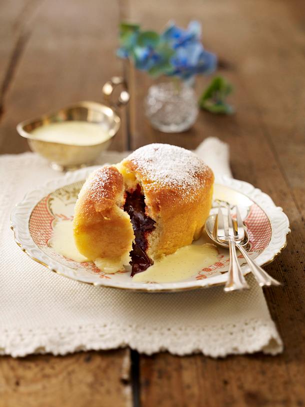Buchteln mit Pflaumenmus und Vanillesoße Rezept | LECKER
