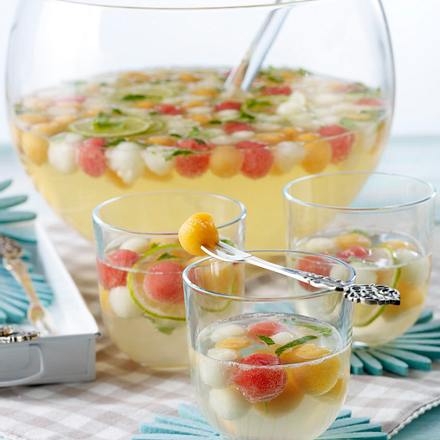 Bunte Melonen-Bowle mit Limette, Melisse, Minzlikör und Prosecco Rezept Bunte Melonen-Bowle mit Limette, Melisse, Minzlikör und Prosecco Rezept