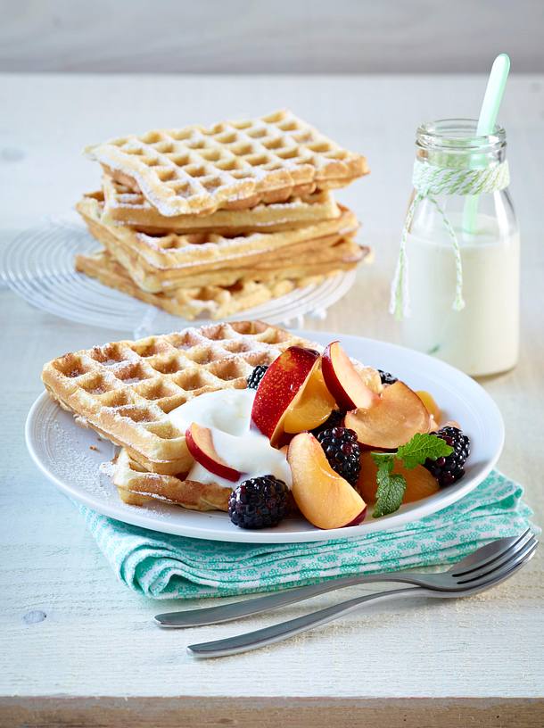 Buttermilch-Waffeln mit Zitronenjoghurt und Obstsalat Rezept | LECKER