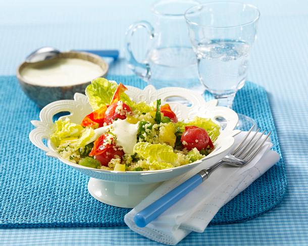 Couscous-Salat mit Paprika, Tomaten und Römersalat mit Quarkdip Rezept ...