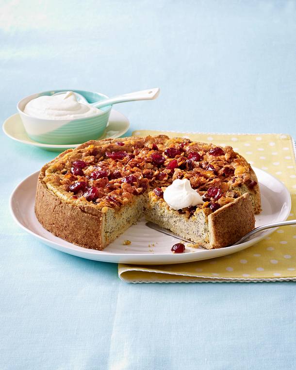 Cranberry-Mohnkuchen mit Cornflakesstreusel Rezept | LECKER
