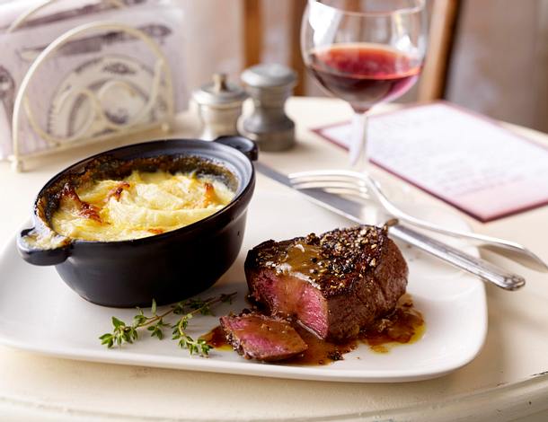 Cremiges Käse-Zwiebel-Gratin mit Pfeffersteak Rezept Cremiges Käse-Zwiebel-Gratin mit Pfeffersteak Rezept