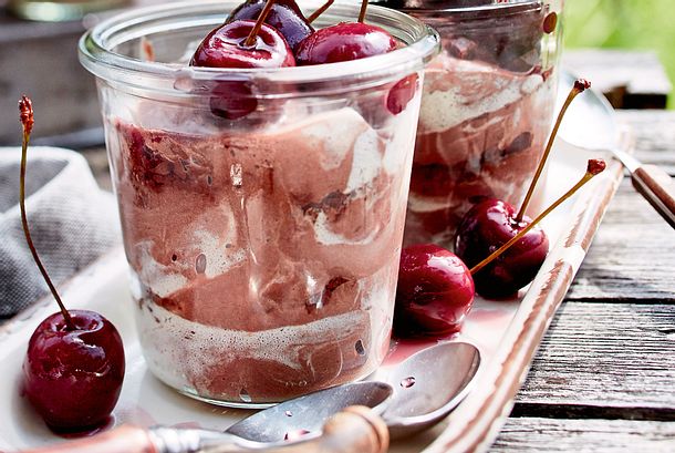 Dunkle Herrencreme mit Rumkirschen Rezept Dunkle Herrencreme mit Rumkirschen Rezept