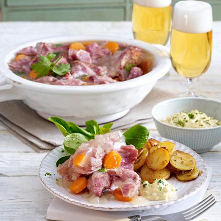 Eisbein-Sauerfleisch zu Bratkartoffeln Rezept Eisbein-Sauerfleisch zu Bratkartoffeln Rezept