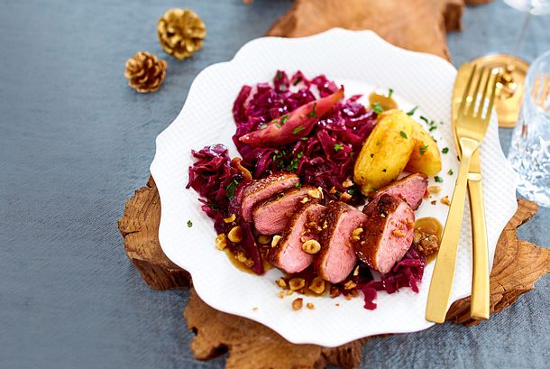 Entenbrust mit Nuss-Crunch, Ofenrotkohl und Ricottanocken Rezept Entenbrust mit Nuss-Crunch, Ofenrotkohl und Ricottanocken Rezept