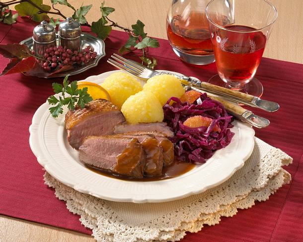 Entenbrust mit Rotkohl und Kartoffelklößen Rezept | LECKER