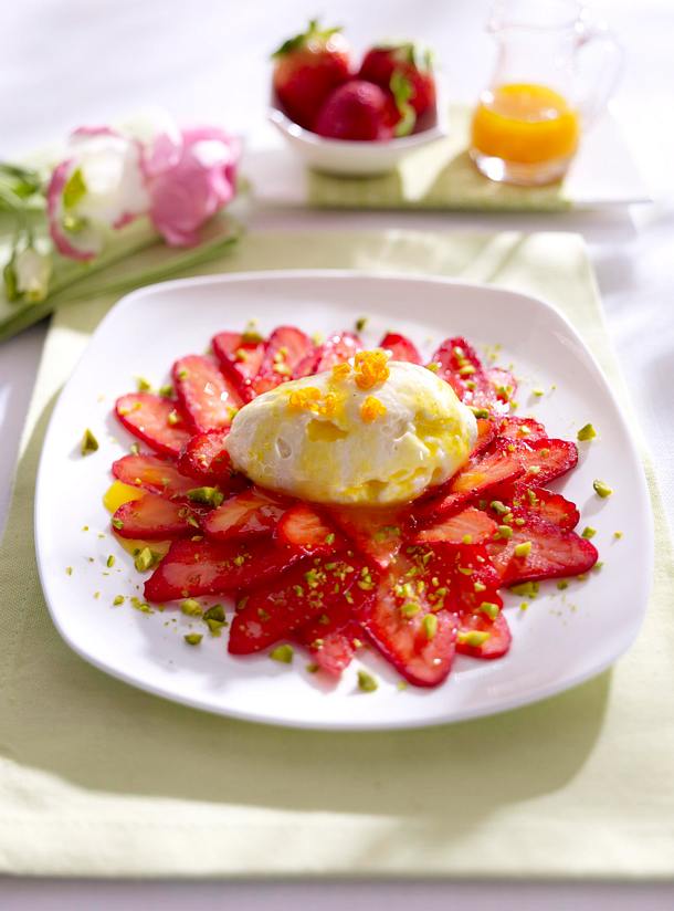 Erdbeer-Carpaccio mit Pistazien-Orangendressing und weißen Schoko ...