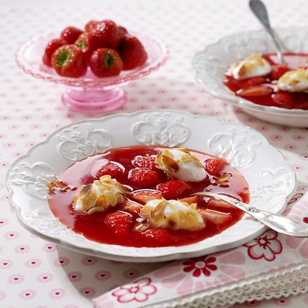 Erdbeer-Kaltschale mit Schneeklößchen Rezept Erdbeer-Kaltschale mit Schneeklößchen Rezept