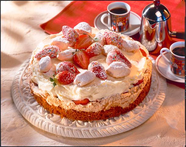 Erdbeer-Mascarpone-Torte mit Baiserboden