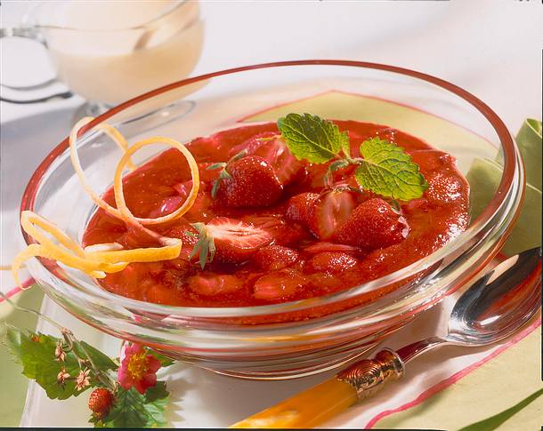 Erdbeer-Rhabarber-Grütze mit Vanille-Sahnesoße Rezept | LECKER