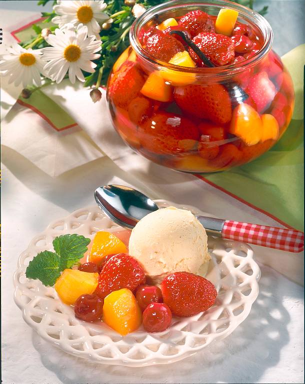 Erdbeer-Rumtopf Rezept | LECKER