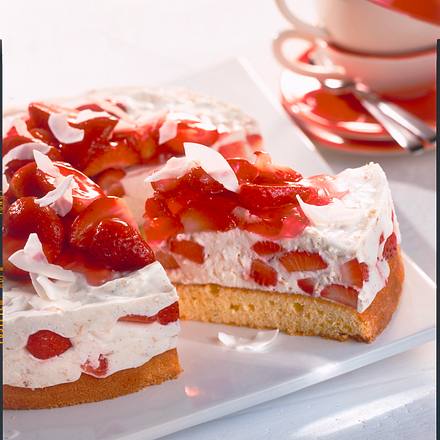 Erdbeertorte mit Kefir-Kokos-Sahne Rezept Erdbeertorte mit Kefir-Kokos-Sahne Rezept