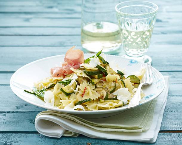 Farfalle aglio e olio mit Zucchini, Knoblauch und Parmaschinken Rezept Farfalle aglio e olio mit Zucchini, Knoblauch und Parmaschinken Rezept