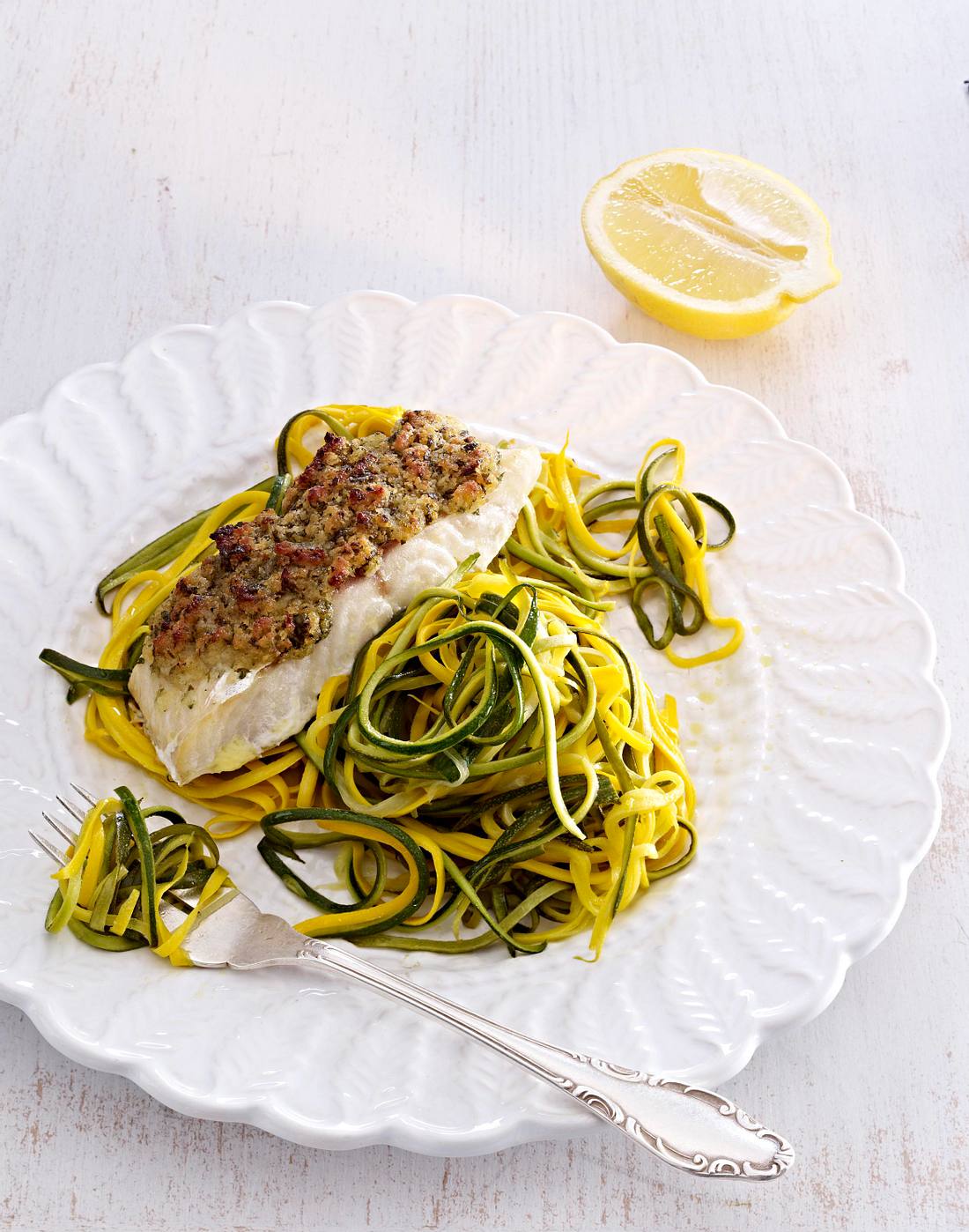 Fischfilet mit Kräuterkruste auf Zucchini Julienne Rezept LECKER