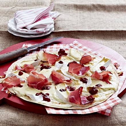 Flammkuchen mit Camembert und Preiselbeeren Rezept Flammkuchen mit Camembert und Preiselbeeren Rezept