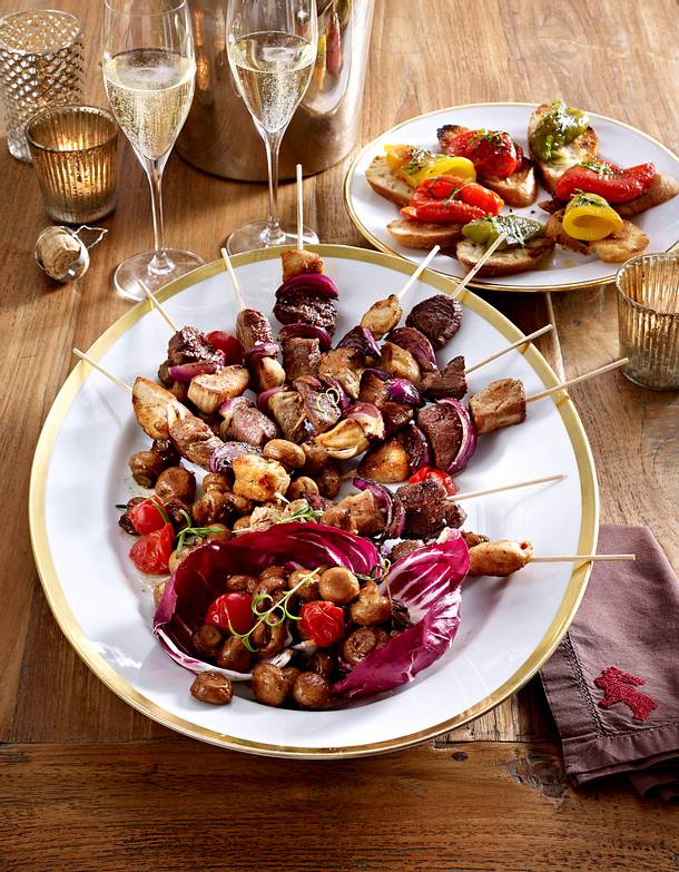 Fleischspieße mit Röstpaprika-Bruschetta und Pilz-Antipasti Rezept | LECKER