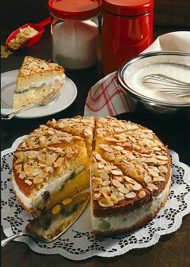 Fruchtige Quark-Mandel-Torte Rezept | LECKER
