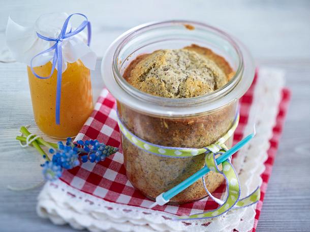 Geburtstagskuchen im Glas und Muffins mit Aprikosensoße