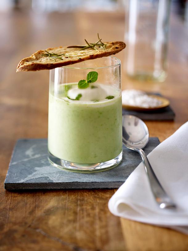 Geeiste ErbsenButtermilchSuppe mit Zwiebelröstbrot