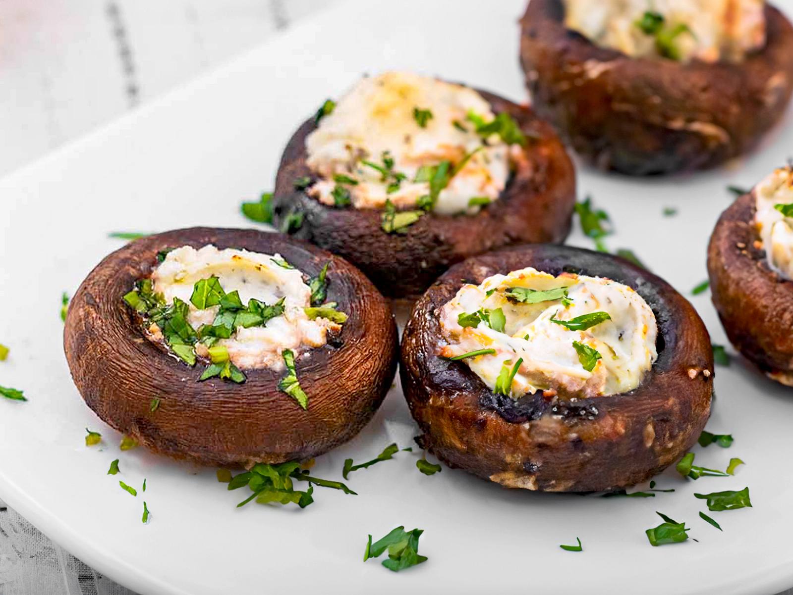 Gefüllte Champignons grillen einfaches Rezept mit Frischkäse LECKER