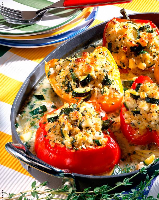 Gefüllte Paprika mit Bulgur, Zucchini und Schafskäse