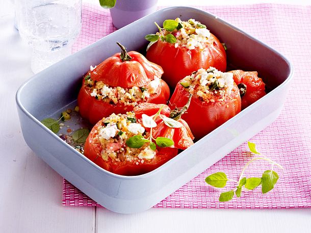 Gefüllte Tomaten mit Couscous, Schafskäse und Zucchini Rezept | LECKER