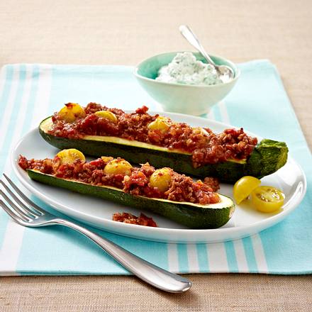 Gefüllte Zucchini "Bolognese-Art" mit Kräuterquark Rezept Gefüllte Zucchini "Bolognese-Art" mit Kräuterquark Rezept