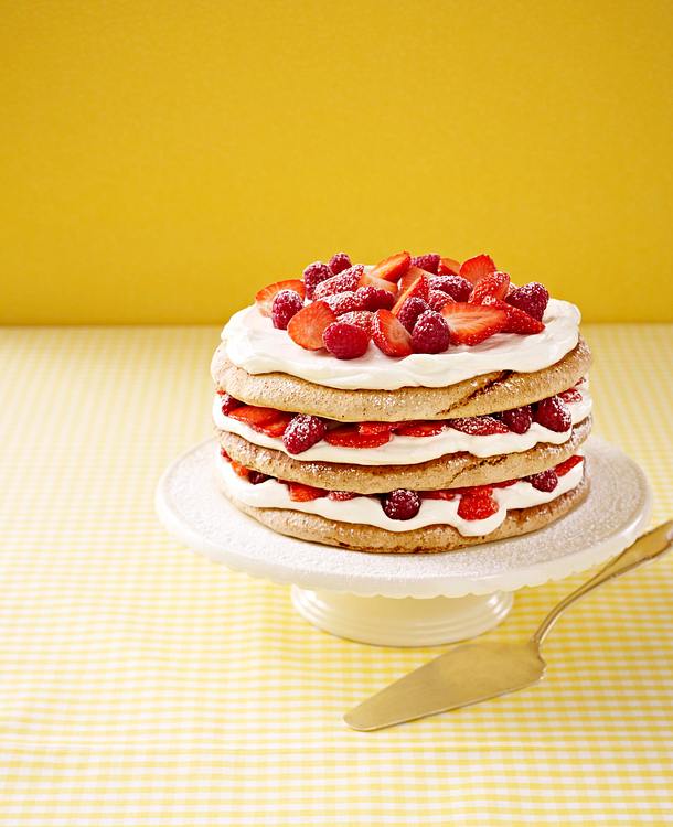 Geschichtete Erdbeer-Himbeer-Makronen-Torte Rezept | LECKER