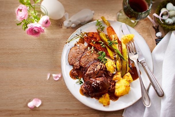 Geschmorte Lammkeule mit Zitronen-Butter-Kartoffeln Rezept Geschmorte Lammkeule mit Zitronen-Butter-Kartoffeln Rezept