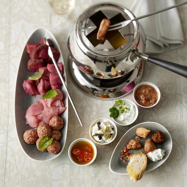 Geselliges Fleisch-Fondue mit vier Dips Rezept | LECKER