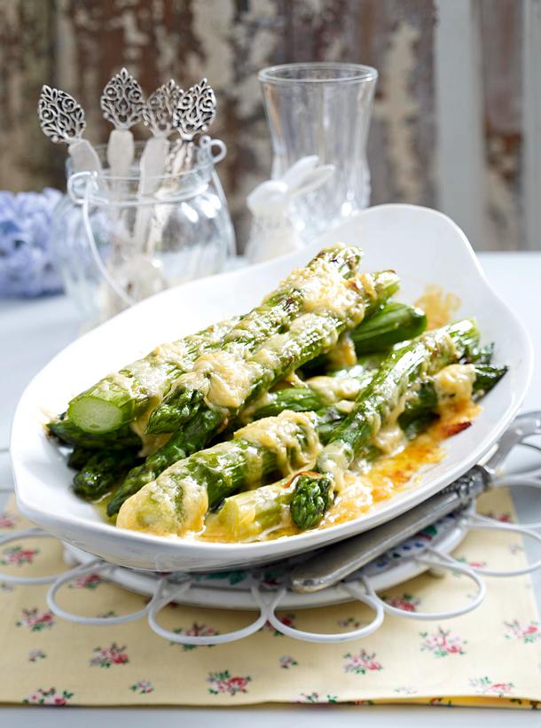 Gratinierter grüner Spargel mit Käsebutter Rezept | LECKER