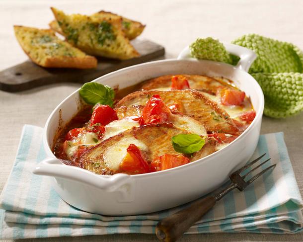 Gratiniertes Schnitzel mit Tomate und Mozzarella Rezept | LECKER