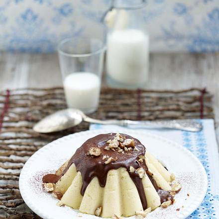 Grießflammeri mit Schoko-Nougat-Soße und Haselnüssen Rezept Grießflammeri mit Schoko-Nougat-Soße und Haselnüssen Rezept