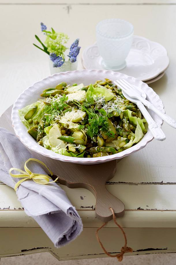 Grüner Spargelsalat mit Parmesan Rezept | LECKER