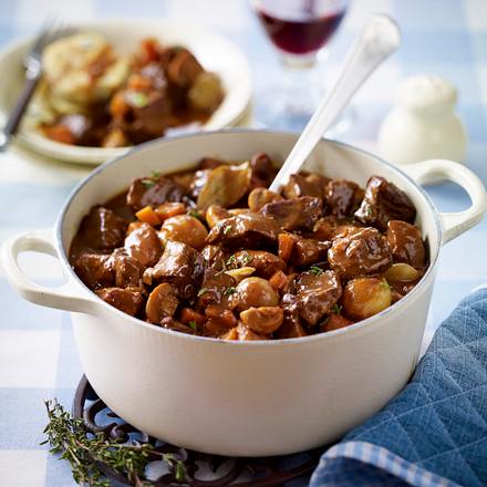 Gulasch Burgunder Art mit Serviettenknödel Rezept Gulasch Burgunder Art mit Serviettenknödel Rezept