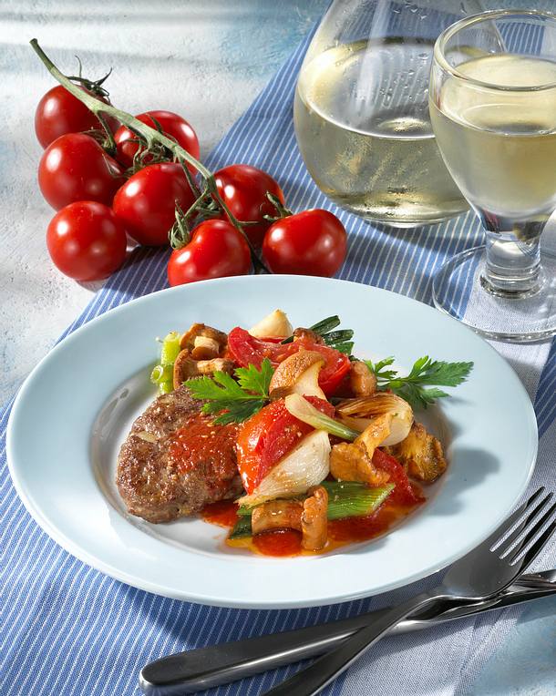 Hacksteak mit Pfifferling-Gemüse Rezept | LECKER