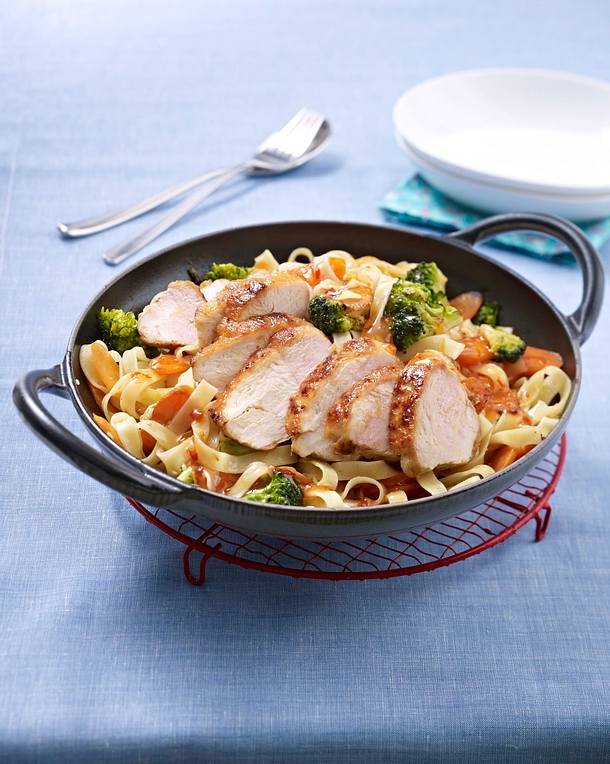 Hähnchenfilet mit Wok-Gemüse und Nudeln Rezept | LECKER