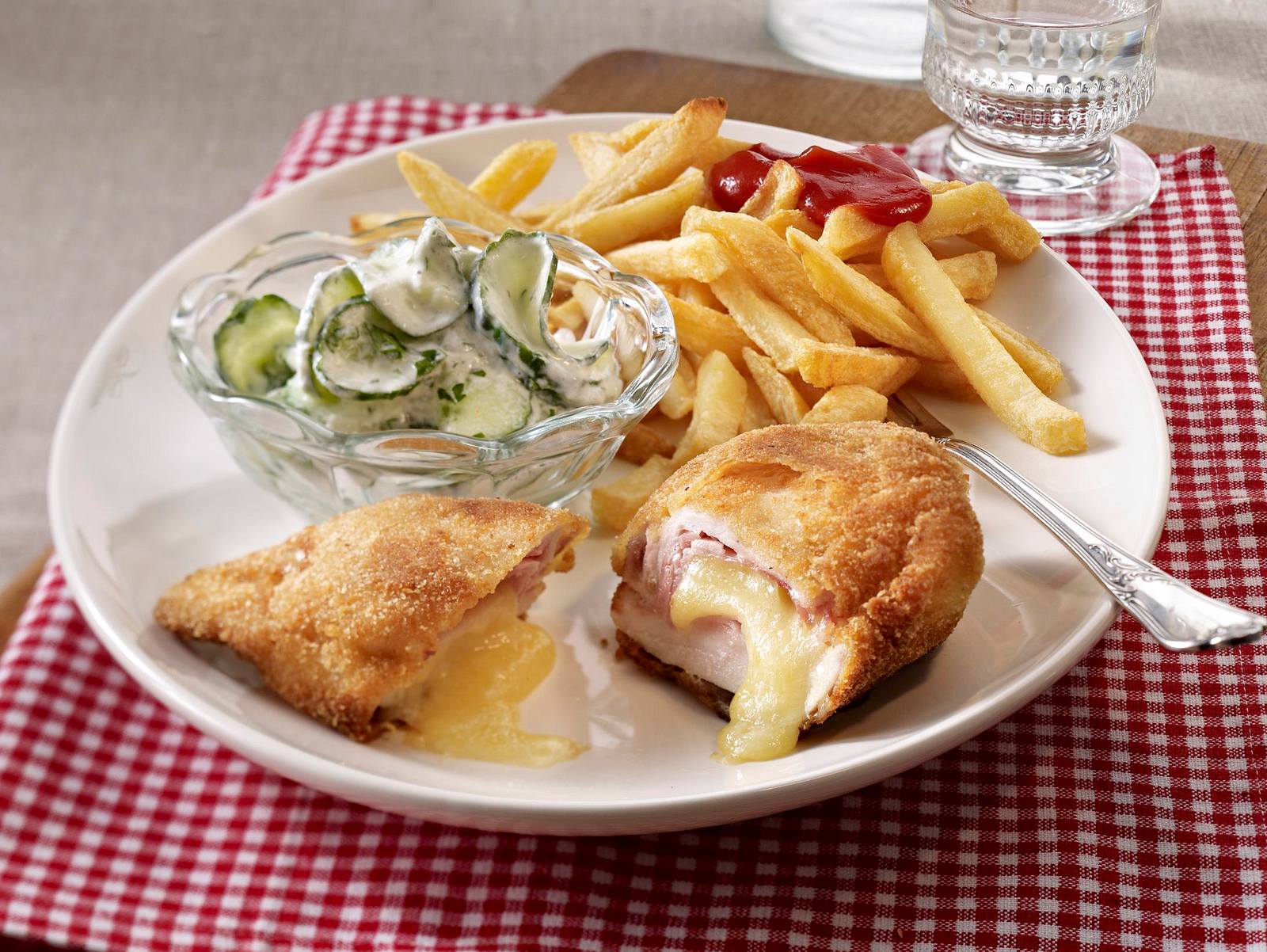 H Hnchen Cordon Bleu Zu Pommes Frites Und Gurkensalat Rezept Lecker