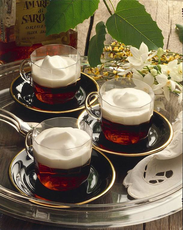 Heißer Amaretto Mit Sahne