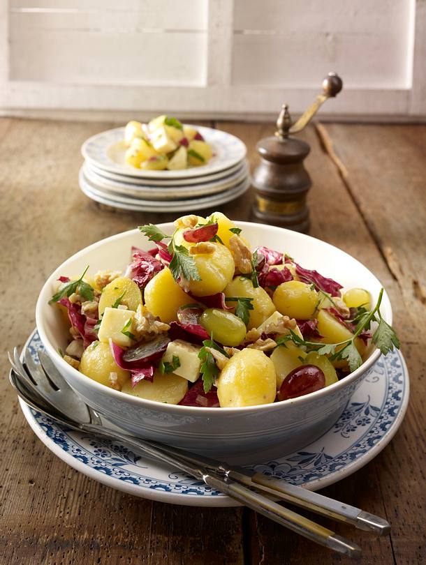 Herbstlicher Kartoffelsalat mit Nuss-Vinaigrette Rezept | LECKER