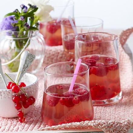 Himbeer-Johannisbeer-Bowle mit Cassis, Cidre und Weißwein Rezept Himbeer-Johannisbeer-Bowle mit Cassis, Cidre und Weißwein Rezept