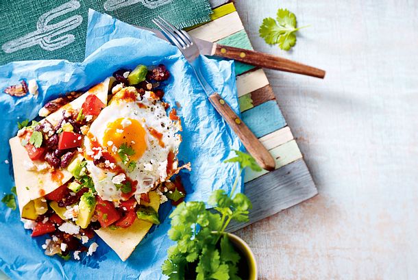Huevos rancheros (Spiegelei in feuriger Tomatensoße mit Bohnen und Avocado auf Tortillas) Rezept Huevos rancheros (Spiegelei in feuriger Tomatensoße mit Bohnen und Avocado auf Tortillas) Rezept