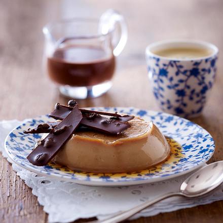 Karamellpudding mit Schoko-Espresso-Soße und Crunch Rezept Karamellpudding mit Schoko-Espresso-Soße und Crunch Rezept