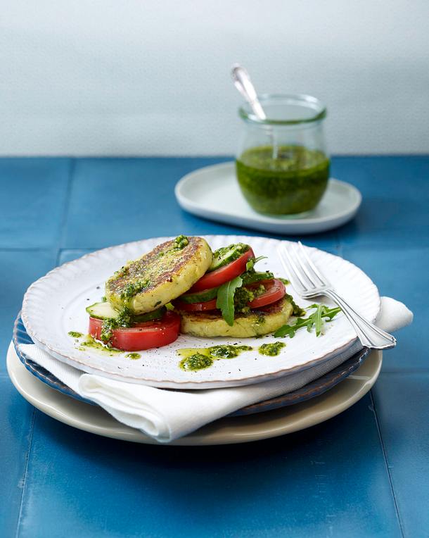 Kartoffel-Zucchini-Plätzchen mit Tomaten-Gurkensalat und Rauke-Pesto ...